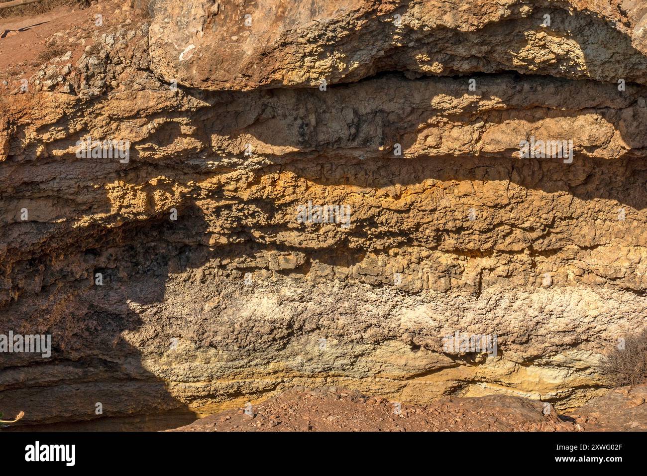 Strati di sedimenti nelle rocce viste sulla costa tra Marinha Beach e vale Centeanes Beach, Algarve, Portogallo, Europa. Foto Stock