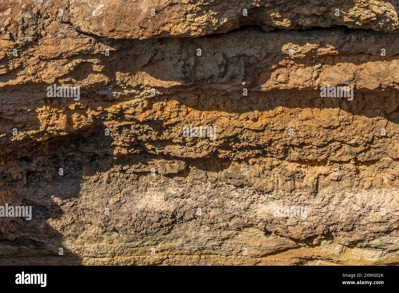Strati di sedimenti nelle rocce viste sulla costa tra Marinha Beach e vale Centeanes Beach, Algarve, Portogallo, Europa. Foto Stock