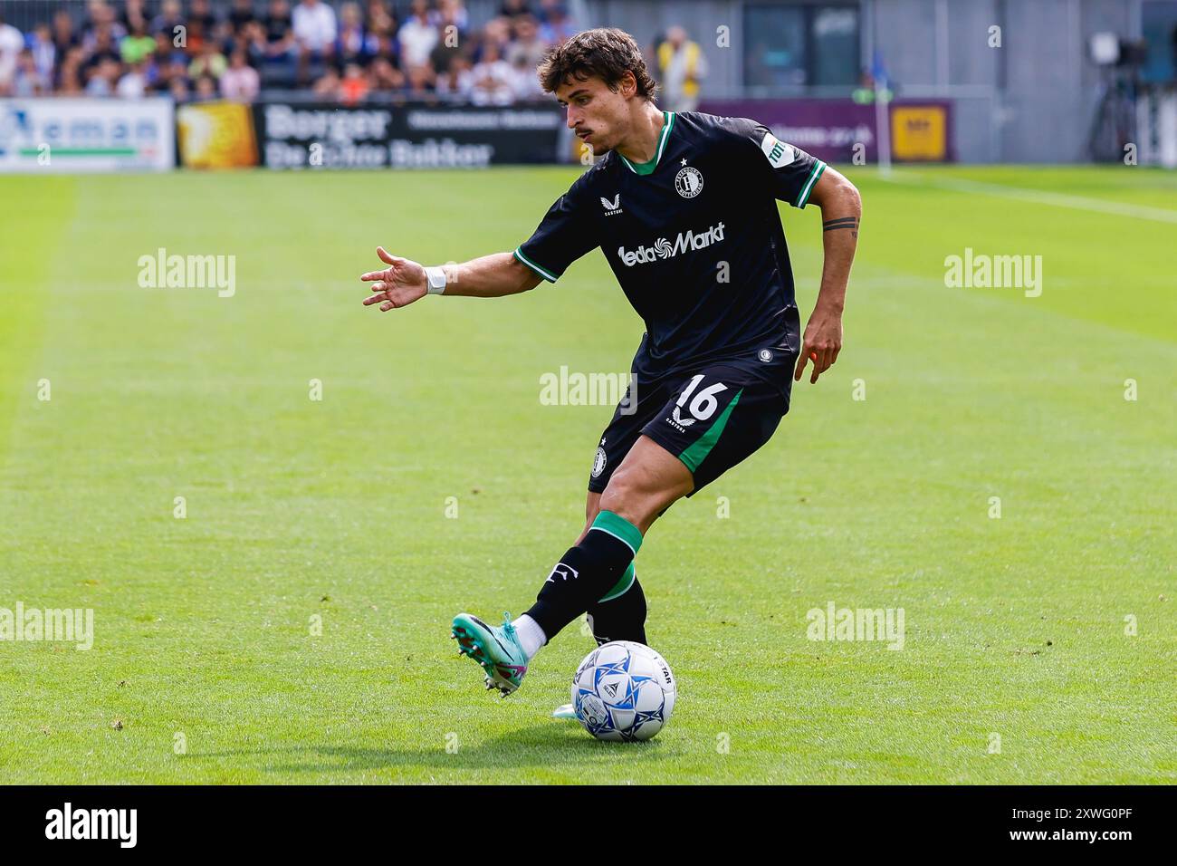 Zwolle, Paesi Bassi. 18 agosto 2024. ZWOLLE, PAESI BASSI - 18 AGOSTO: Hugo Bueno del Feyenoord va a giocare il pallone durante la partita olandese Eredivisie tra PEC Zwolle e Feyenoord al Mac3Park Stadion il 18 agosto 2024 a Zwolle, Paesi Bassi. (Foto di Raymond Smit/Orange Pictures) credito: dpa/Alamy Live News Foto Stock