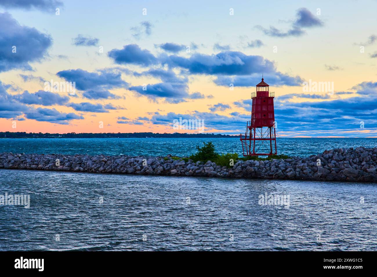 Racine Breakwater Lighthouse al Golden Hour Eye-Level View Foto Stock