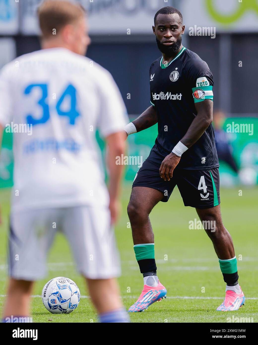 Zwolle, Paesi Bassi. 18 agosto 2024. ZWOLLE, PAESI BASSI - 18 AGOSTO: Lutsharel Geertruida del Feyenoord guarda durante l'incontro olandese Eredivisie tra PEC Zwolle e Feyenoord al Mac3Park Stadion il 18 agosto 2024 a Zwolle, Paesi Bassi. (Foto di Raymond Smit/Orange Pictures) credito: dpa/Alamy Live News Foto Stock