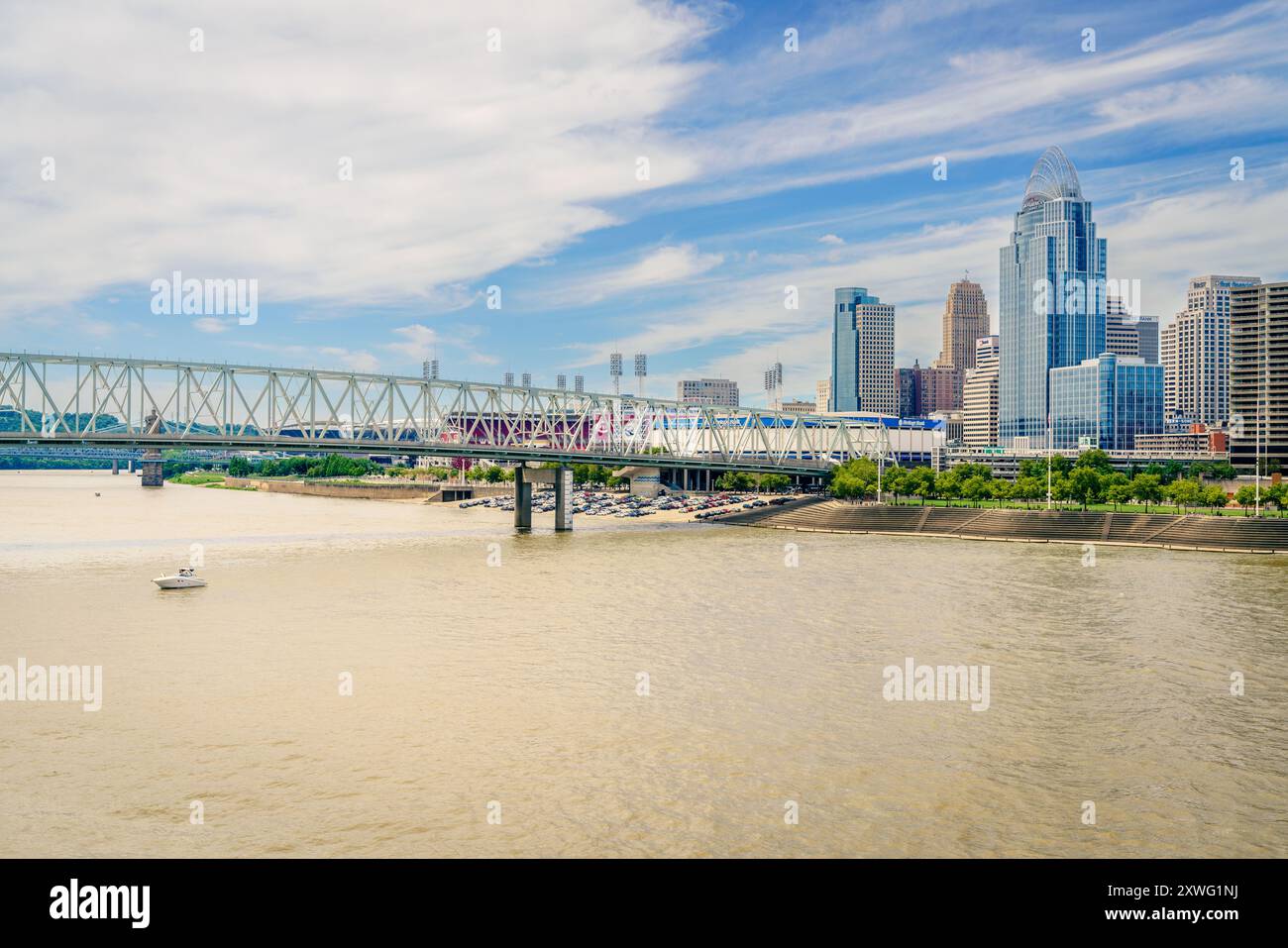 Cincinnati, Ohio, 30 luglio 2022: Vista del centro di Cincinnati e del fiume Ohio dal Purple People Bridge Foto Stock