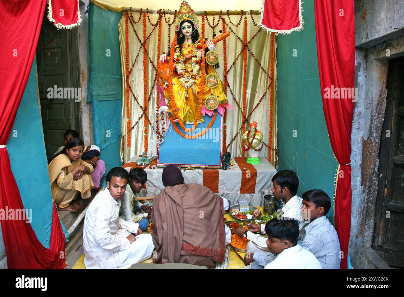 INDE. PUJA DURANT LES CEREMONIES DE LA SARASVATI PUJA A VARANASI (BENARES). SARASVATI EST LA DEESSE DE LA CONNAISSANCE ET DES ARTS Foto Stock INDE. PUJA DURANT LES CEREMONIES DE LA SARASVATI PUJA A VARANASI (BENARES). SARASVATI EST LA DEESSE DE LA CONNAISSANCE ET DES ARTS Foto Stock