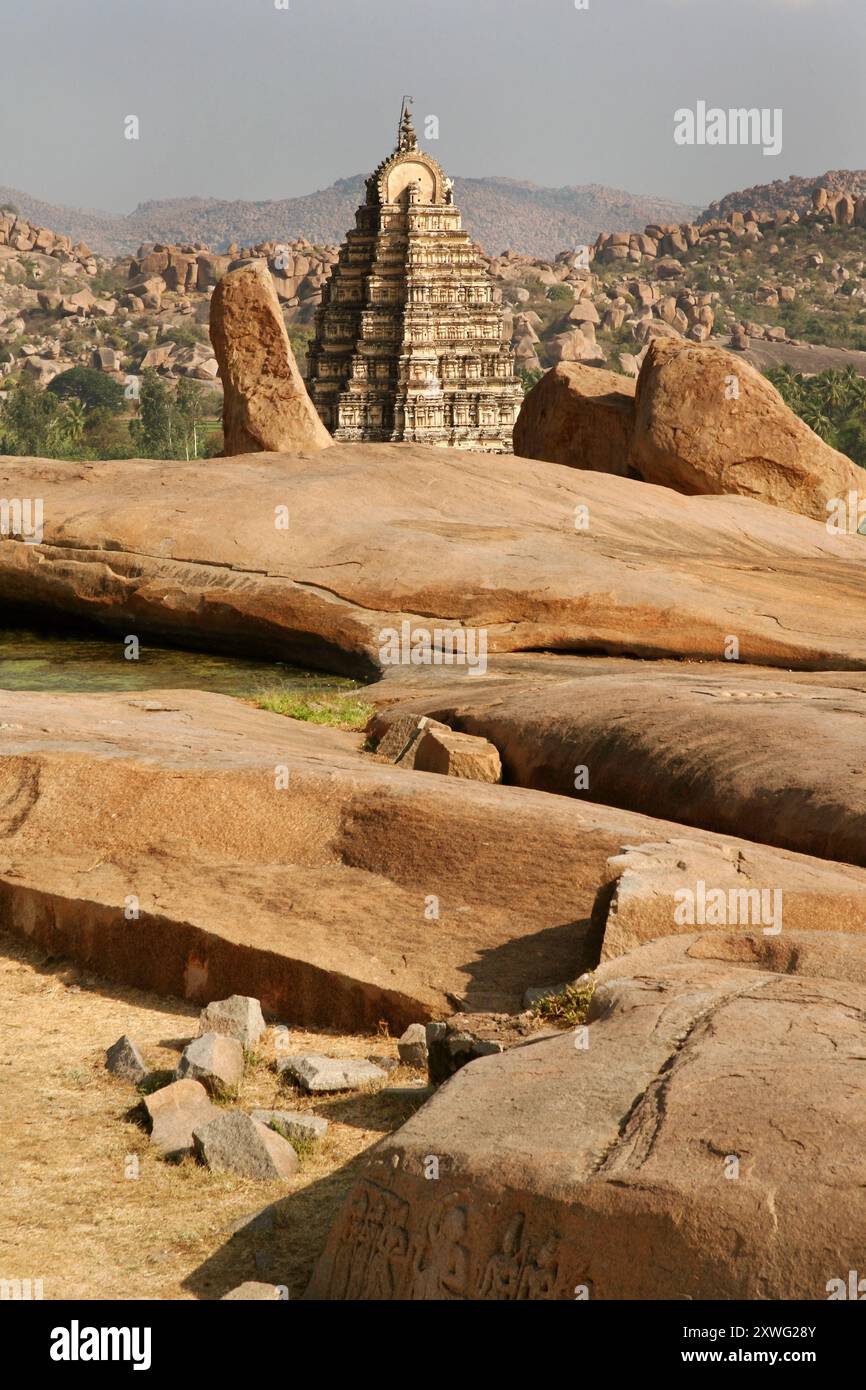 INDE, KARNATAKA, HAMPI, ANCIENNE CAPITALE DE L'EMPIRE DE VIJAYANAGARA, LE VILLAGE DE HAMPI EST INSCRIT AU PATRIMOINE MONDIAL DE L'UNESCO. PANORAMICA S Foto Stock INDE, KARNATAKA, HAMPI, ANCIENNE CAPITALE DE L'EMPIRE DE VIJAYANAGARA, LE VILLAGE DE HAMPI EST INSCRIT AU PATRIMOINE MONDIAL DE L'UNESCO. PANORAMICA S Foto Stock