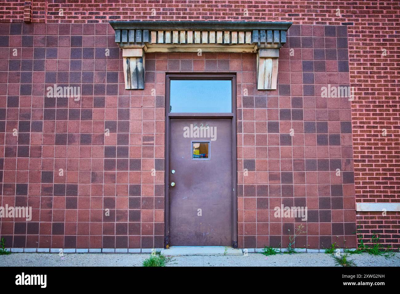 Urban Brown Door 525 con motivi in mattoni al livello degli occhi Foto Stock