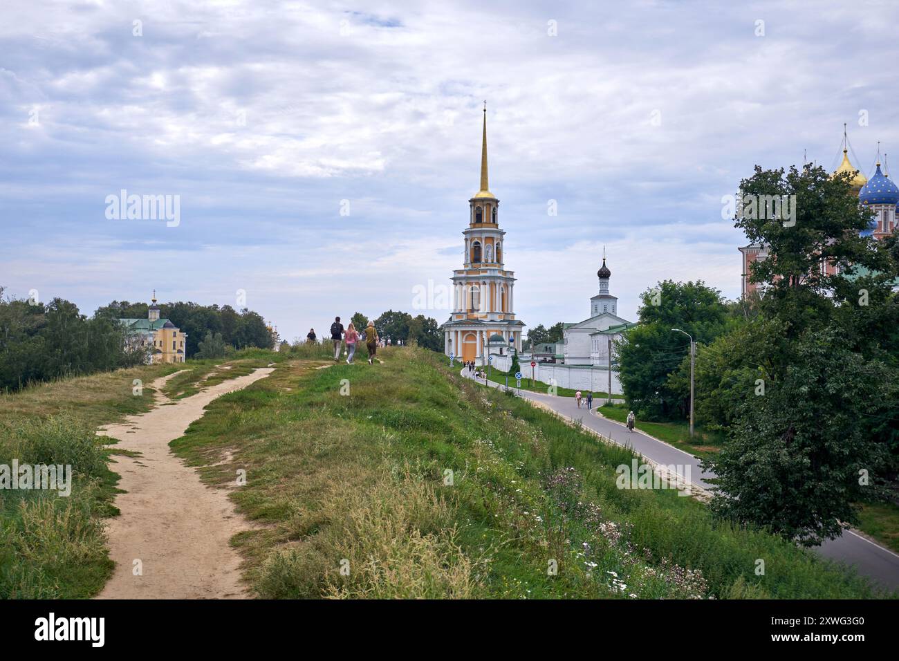 Ryazan, Russia - 17 agosto 2024: Veduta dell'antico campanile del Cremlino di Ryazan Foto Stock