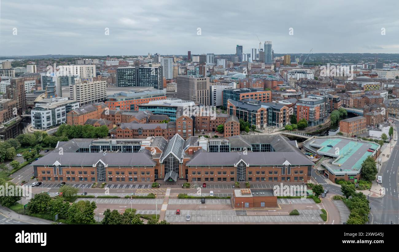 Centro città di Leeds, West Yorkshire, Inghilterra. Skyline moderna, architettura storica e vivace distretto commerciale nel cuore dello Yorkshire. Foto Stock