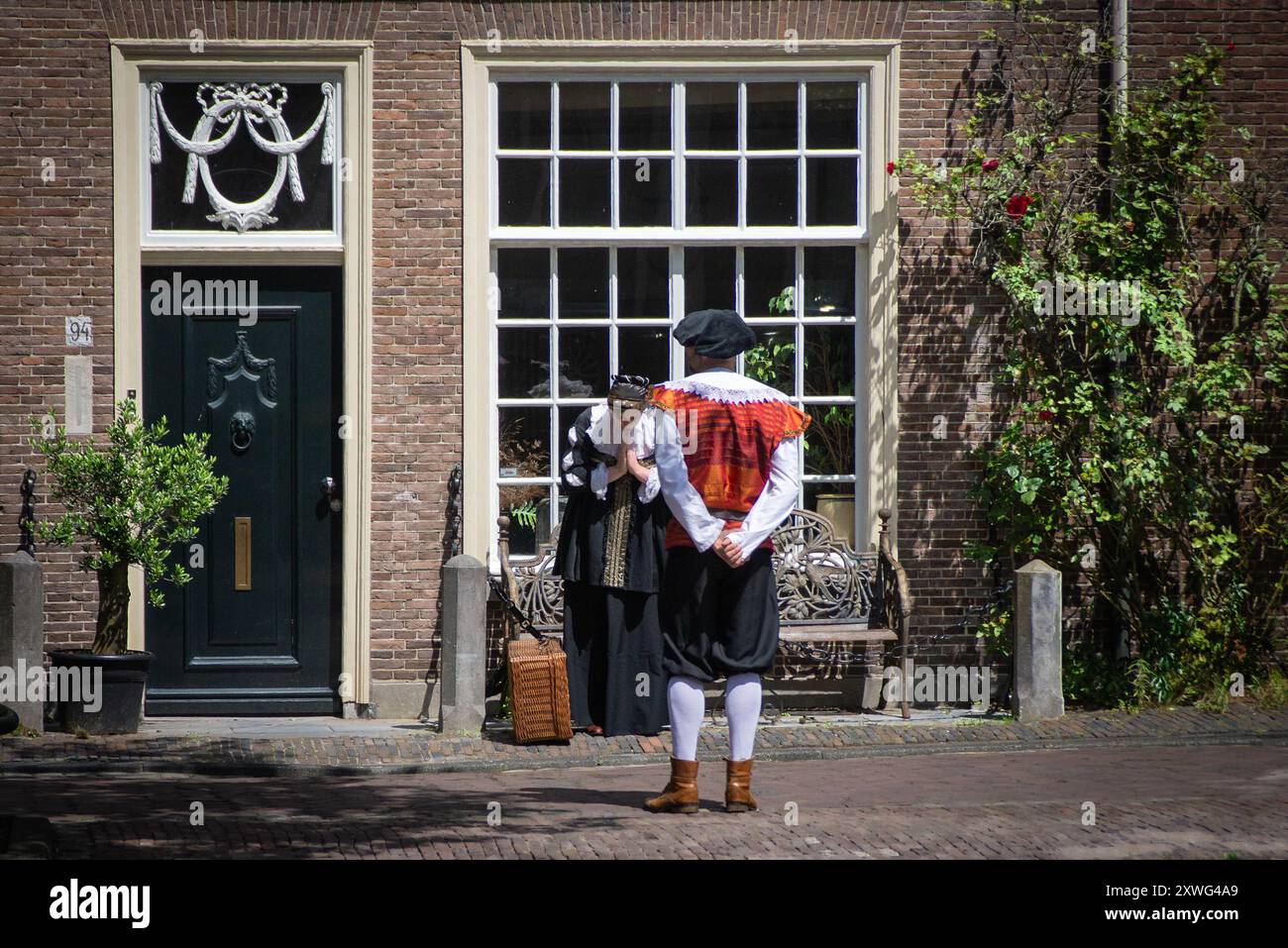 14 07 2024, Leida, Paesi Bassi: I cittadini rendono omaggio a Rembrandt che si esibisce in scene dei dipinti di Rembrandts Foto Stock