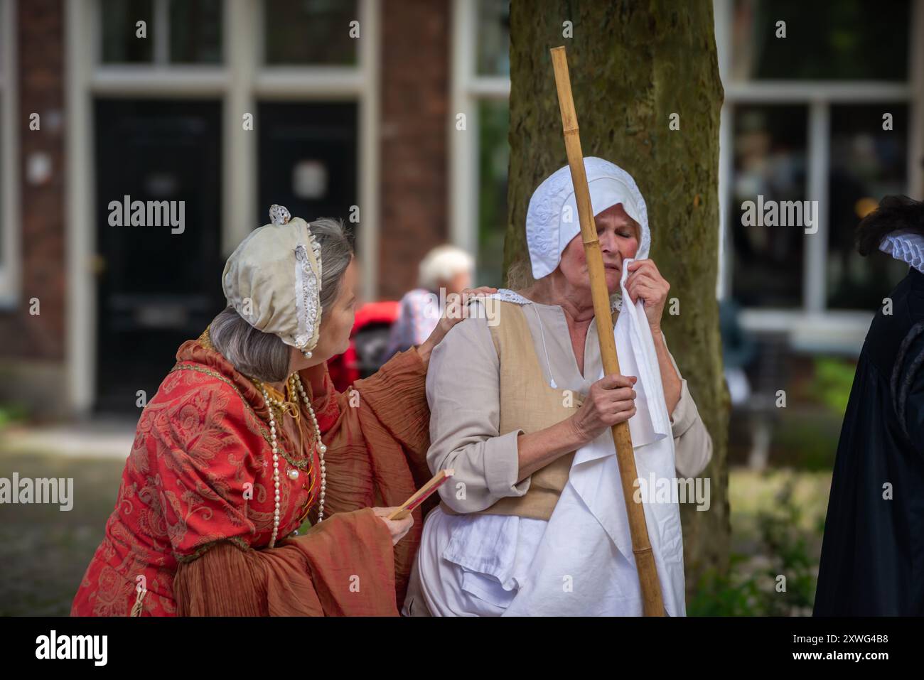 14 07 2024, Leida, Paesi Bassi: I cittadini rendono omaggio a Rembrandt che si esibisce in scene dei dipinti di Rembrandts Foto Stock