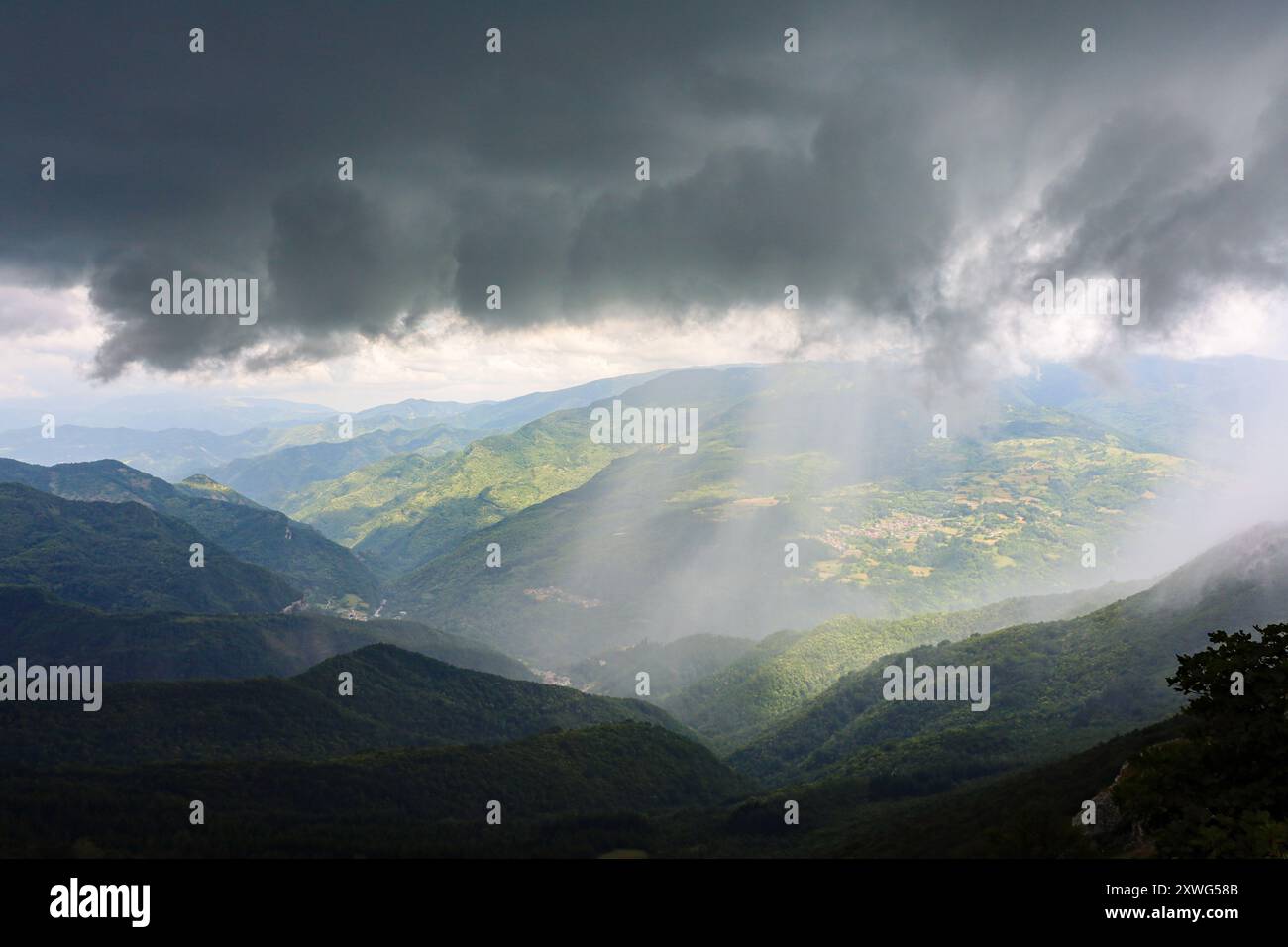 Si avvicina una tempesta nel parco naturale dei Sibillini in Umbria, vicino all'altopiano di Castelluccio di Norcia Foto Stock