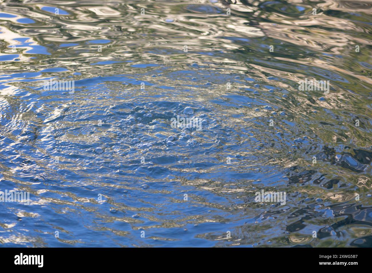 increspature e bolle sulla superficie dell'acqua Foto Stock
