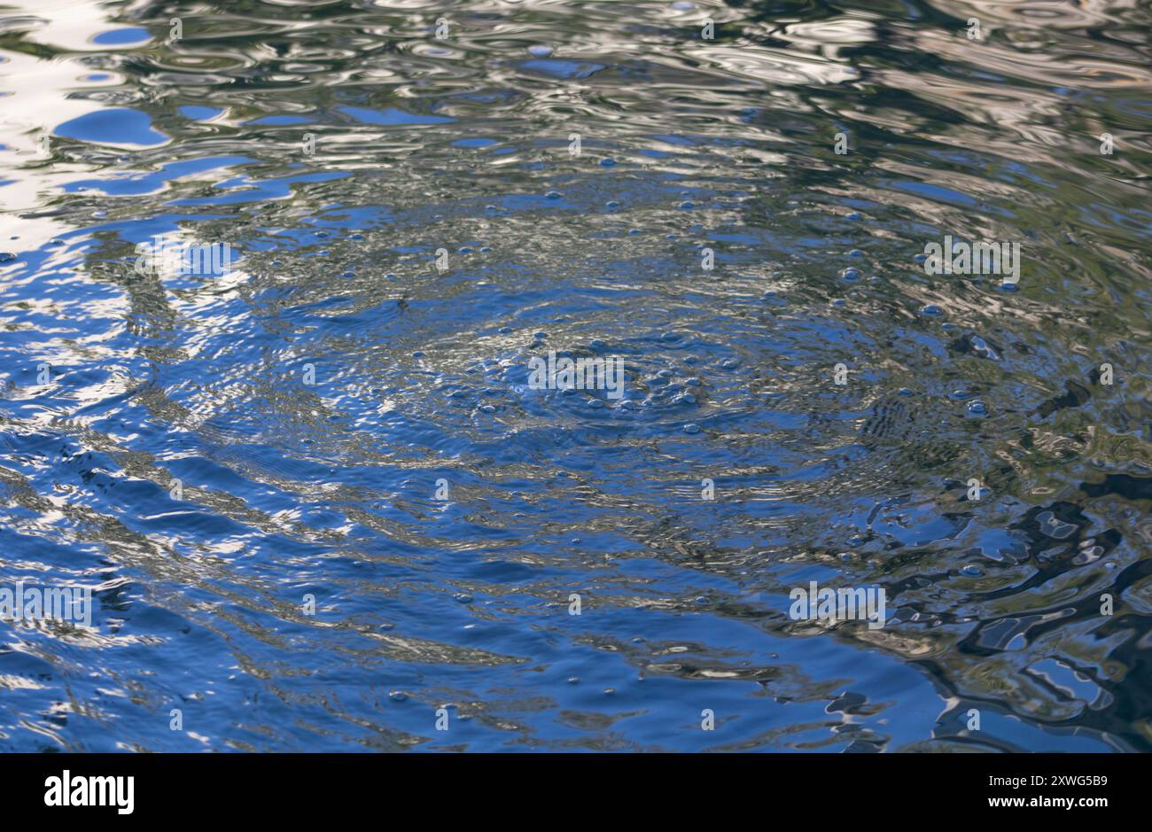increspature e bolle sulla superficie dell'acqua Foto Stock