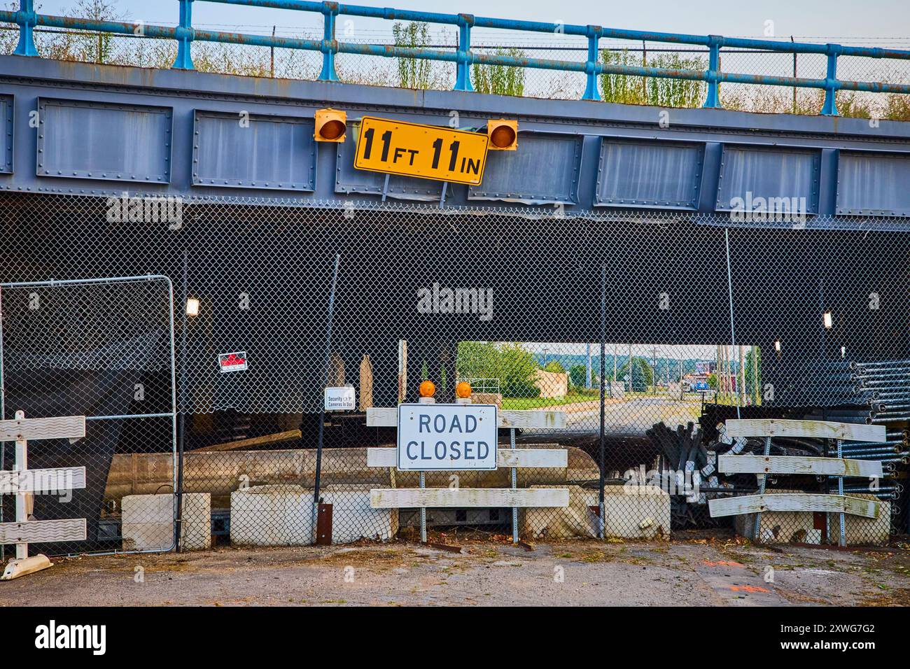 Strada chiusa sotto il ponte con cartello di verifica a livello dell'occhio Foto Stock