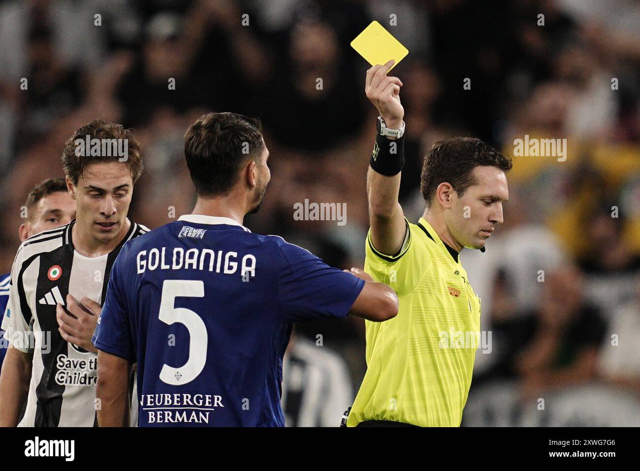 Torino, Italia. 19 agosto 2024. Il cartellino giallo Edoardo Goldaniga del Como durante la partita di calcio di serie A tra Juventus e Como allo Stadio Allianz di Torino - lunedì 19 agosto 2024. Sport - calcio . (Foto di Marco Alpozzi/Lapresse) credito: LaPresse/Alamy Live News Foto Stock