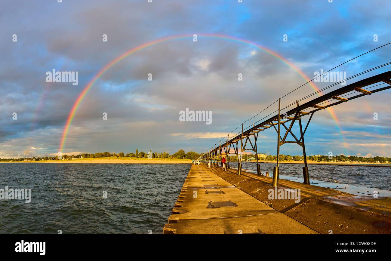 Rainbow Over Industrial Pier presso il Golden Hour Lake Michigan Perspective Foto Stock