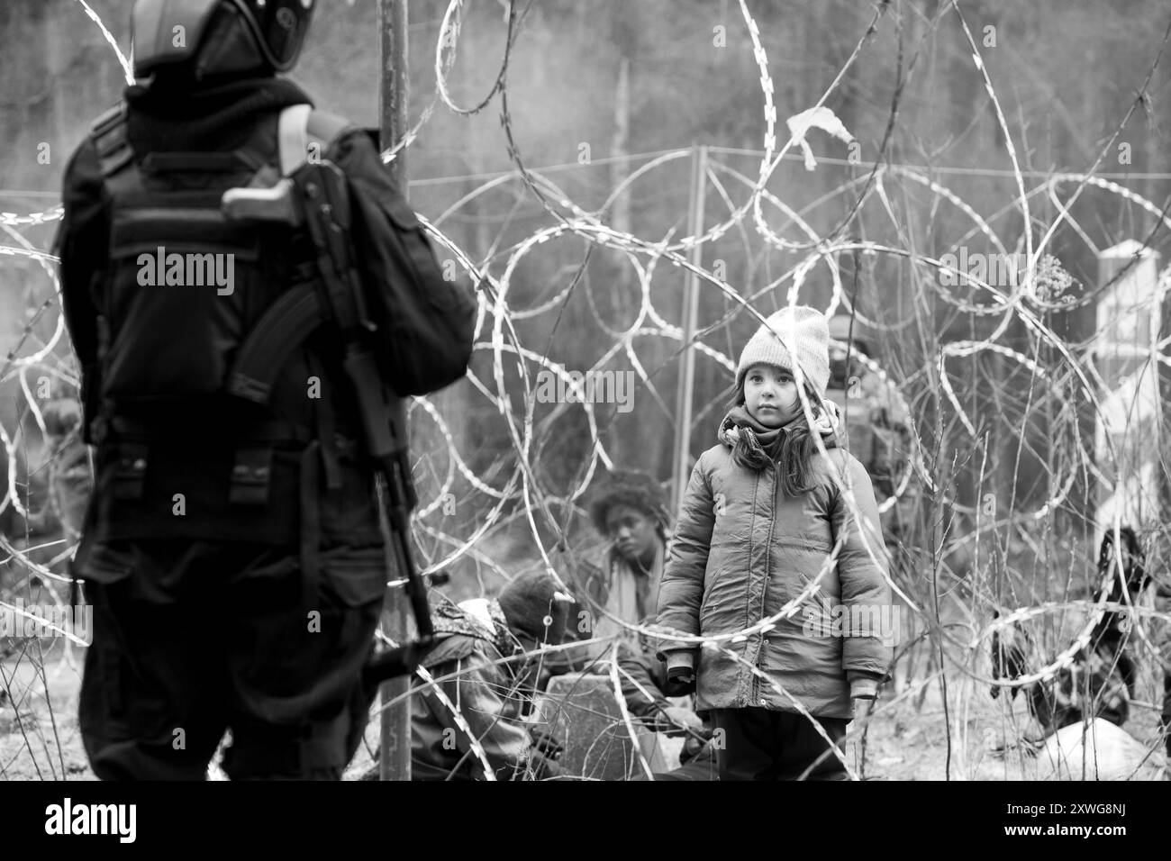 Green Border (2023) diretto da Agnieszka Holland e interpretato da Jalal Altawil, Maja Ostaszewska e Behi Djanati Atai. Una famiglia di rifugiati siriani, un insegnante di inglese dall'Afghanistan e una guardia di frontiera si incontrano tutti sul confine polacco-bielorusso durante l'ultima crisi umanitaria in Bielorussia. Fotografia pubblicitaria ***SOLO PER USO EDITORIALE***. Crediti: BFA / Agata Kubis / Kino Lorber Foto Stock