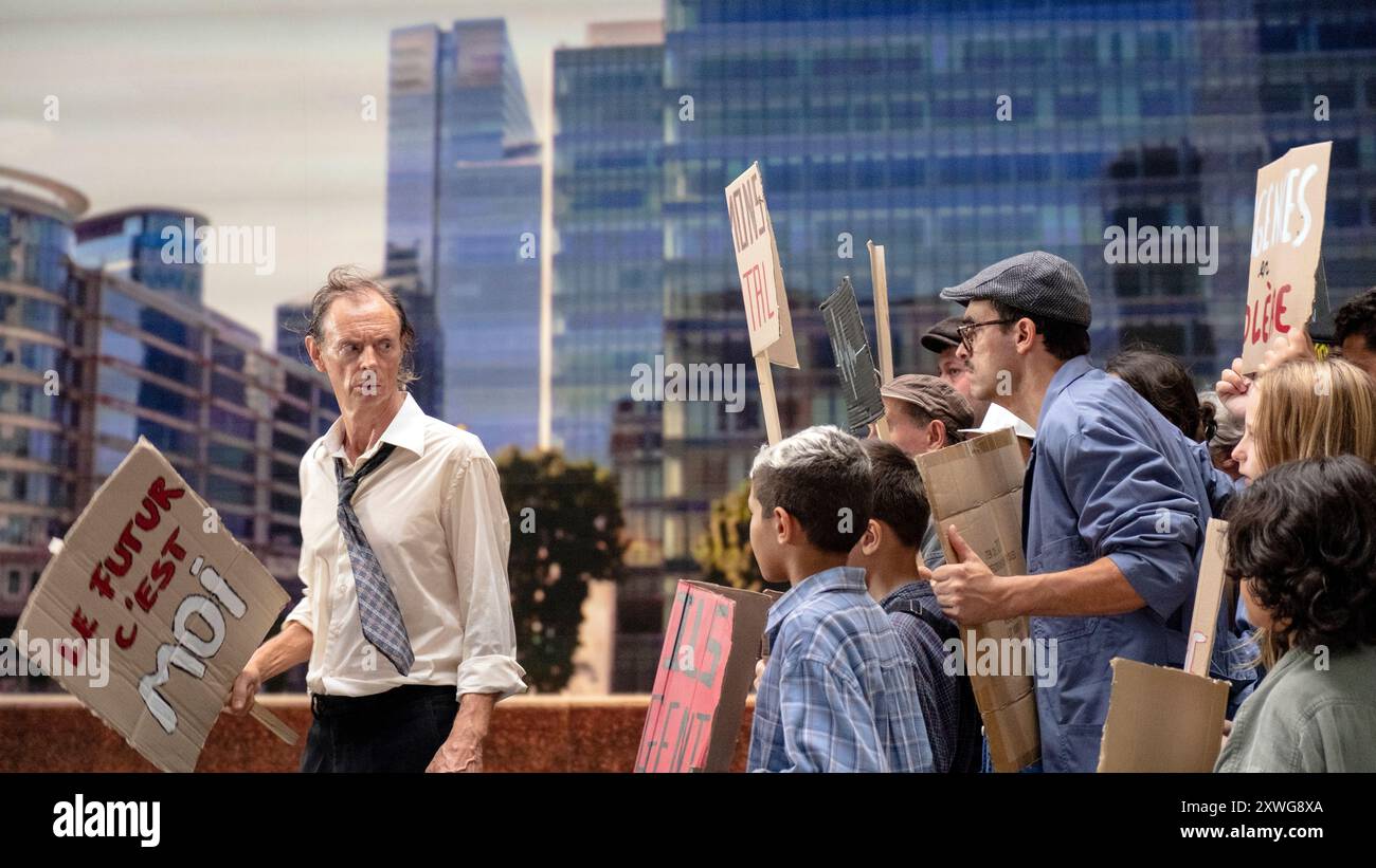 The Falling Star (2023), diretto da Dominique Abel e Fiona Gordon e interpretato da Fiona Gordon, Dominique Abel e Kaori Ito. Un ex attivista che è stato un fuggitivo per 35 anni, e lavora come barista. Il passato di Boris finalmente lo raggiunge quando un misterioso sconosciuto appare al bar, armato e volente vendetta pubblicitaria foto ***SOLO USO EDITORIALE***. Crediti: BFA / Kino Lorber Foto Stock