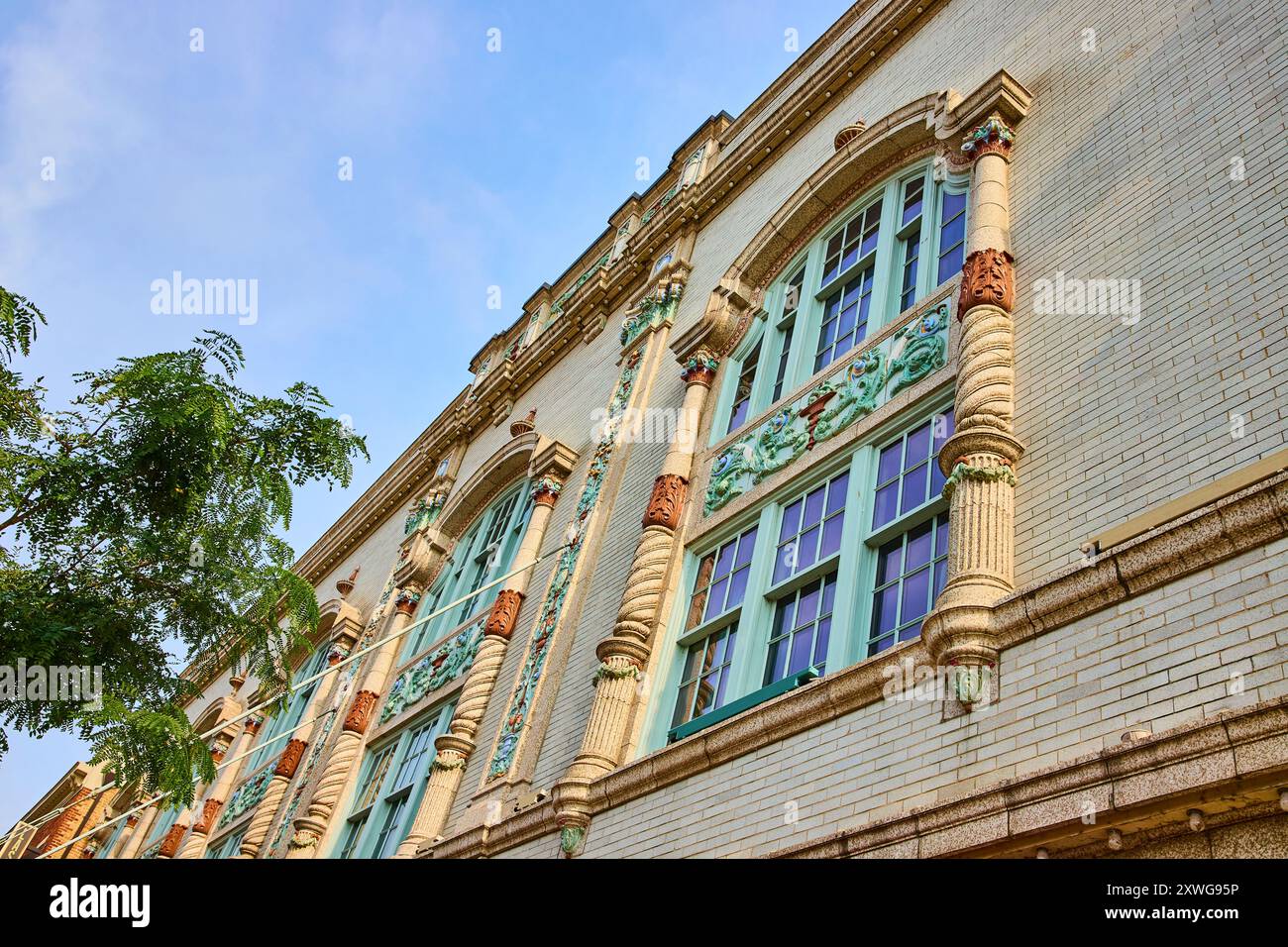 Facciata storica con dettagli decorati e riprese ad angolo basso Foto Stock