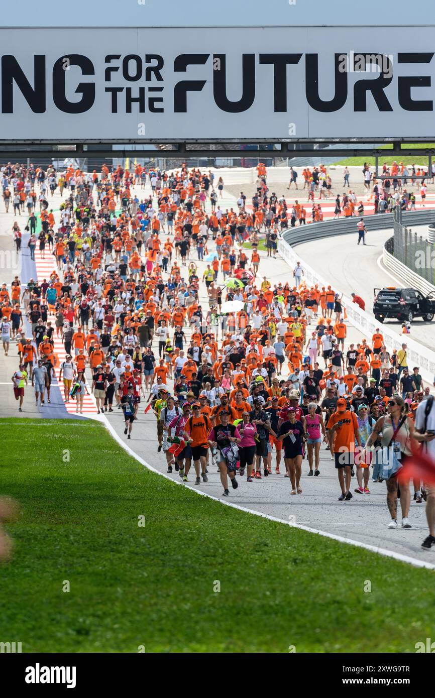 L'invasione in pista da parte della folla per ottenere il miglior posto sotto il podio dopo la fine del 2024 MotoGP Motorrad Grand Prix von Österreich al Red Bull Ring in Foto Stock