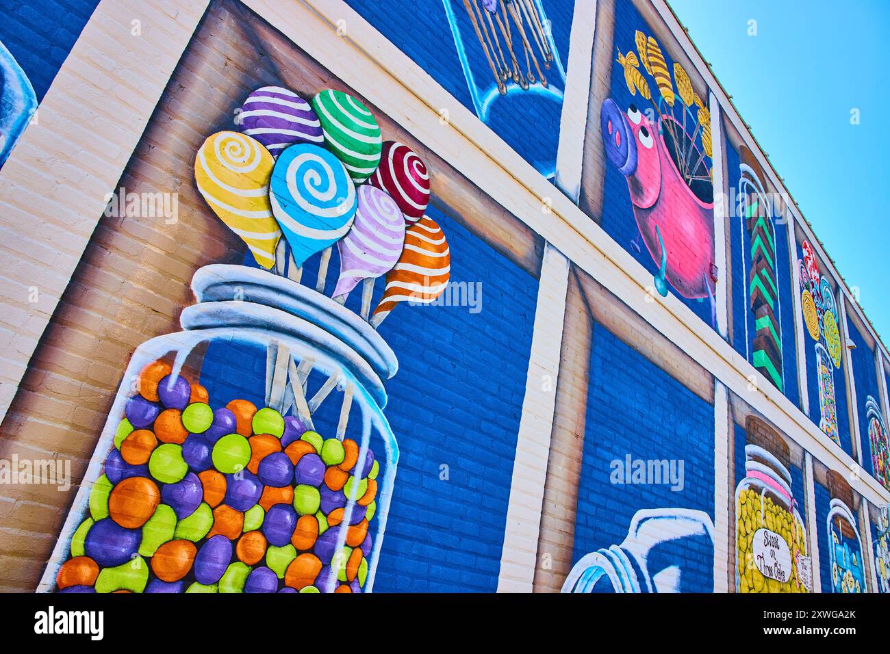 Vivace murale Candy Jar su una prospettiva ad angolo basso su muro in mattoni Foto Stock