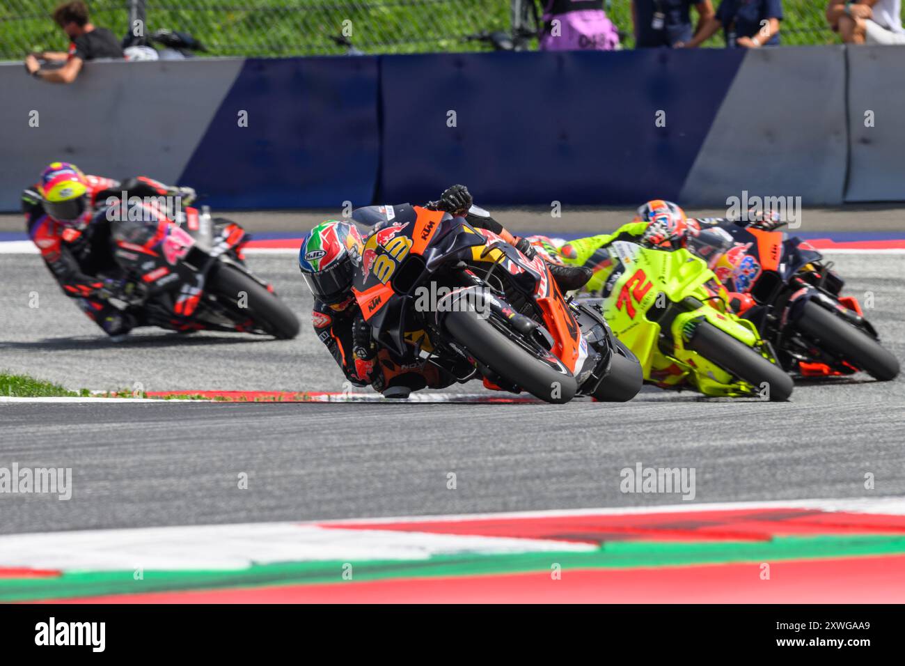 Brad BINDER (RSA) - Red Bull KTM Factory Racing seguito da Marco BEZZECCHI (ITA) - Pertamina Enduro VR46 Racing Team alla curva 1 durante la MotoGP 2024 Foto Stock