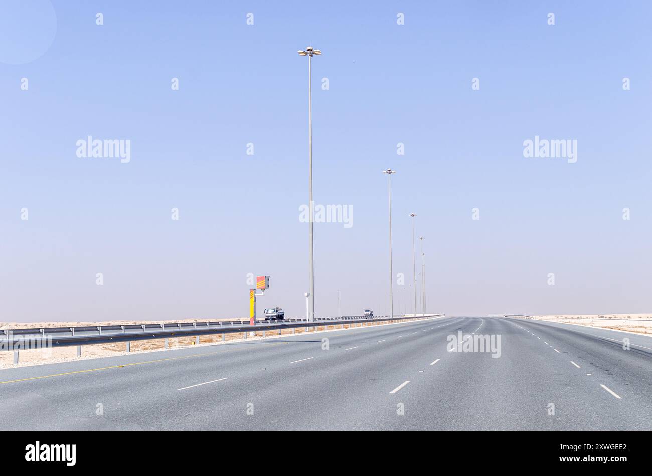 Una telecamera di monitoraggio della velocità del veicolo su un'autostrada Foto Stock