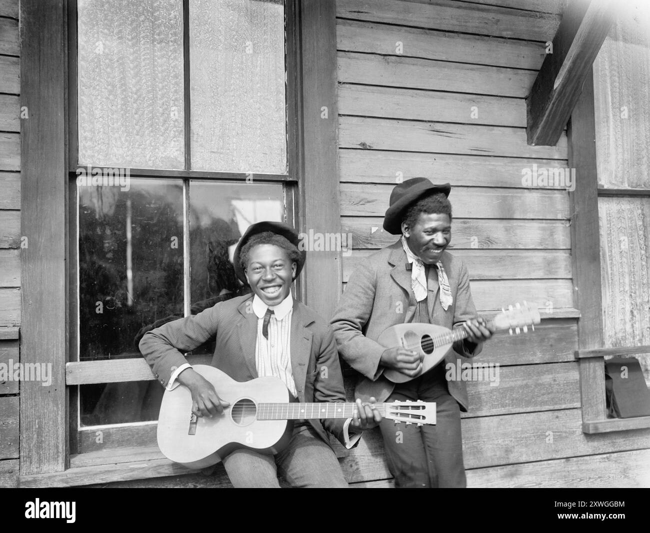 Veri amanti della musa - due uomini afroamericani che suonano la chitarra, intorno al 1902 Foto Stock