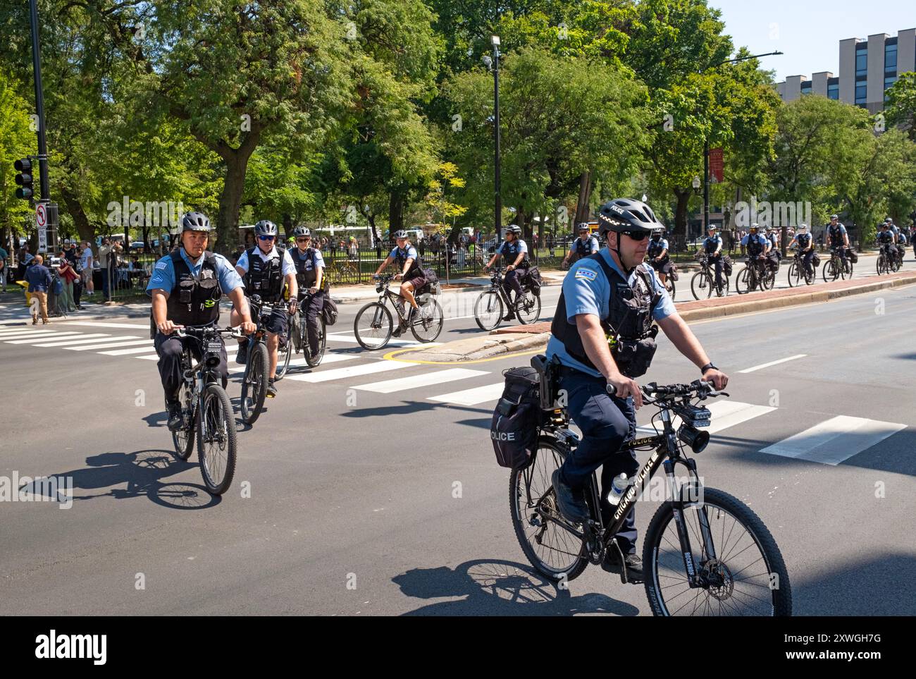 Pattuglia della polizia in bicicletta per protesta pro-palestinese a Union Park, Chicago. 19 agosto 2024. Foto Stock