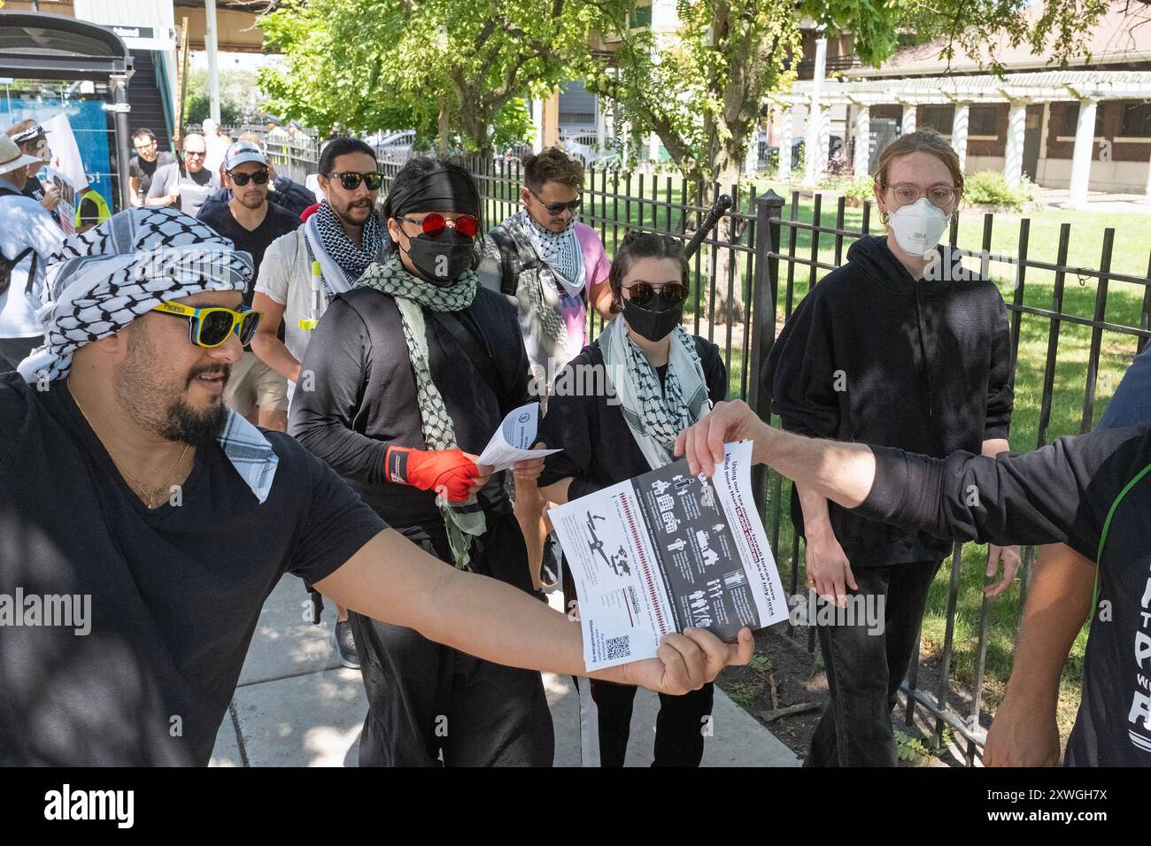 Distribuite i manifestanti pro-palestinesi a Union Park, Chicago. 19 agosto 2024. Foto Stock