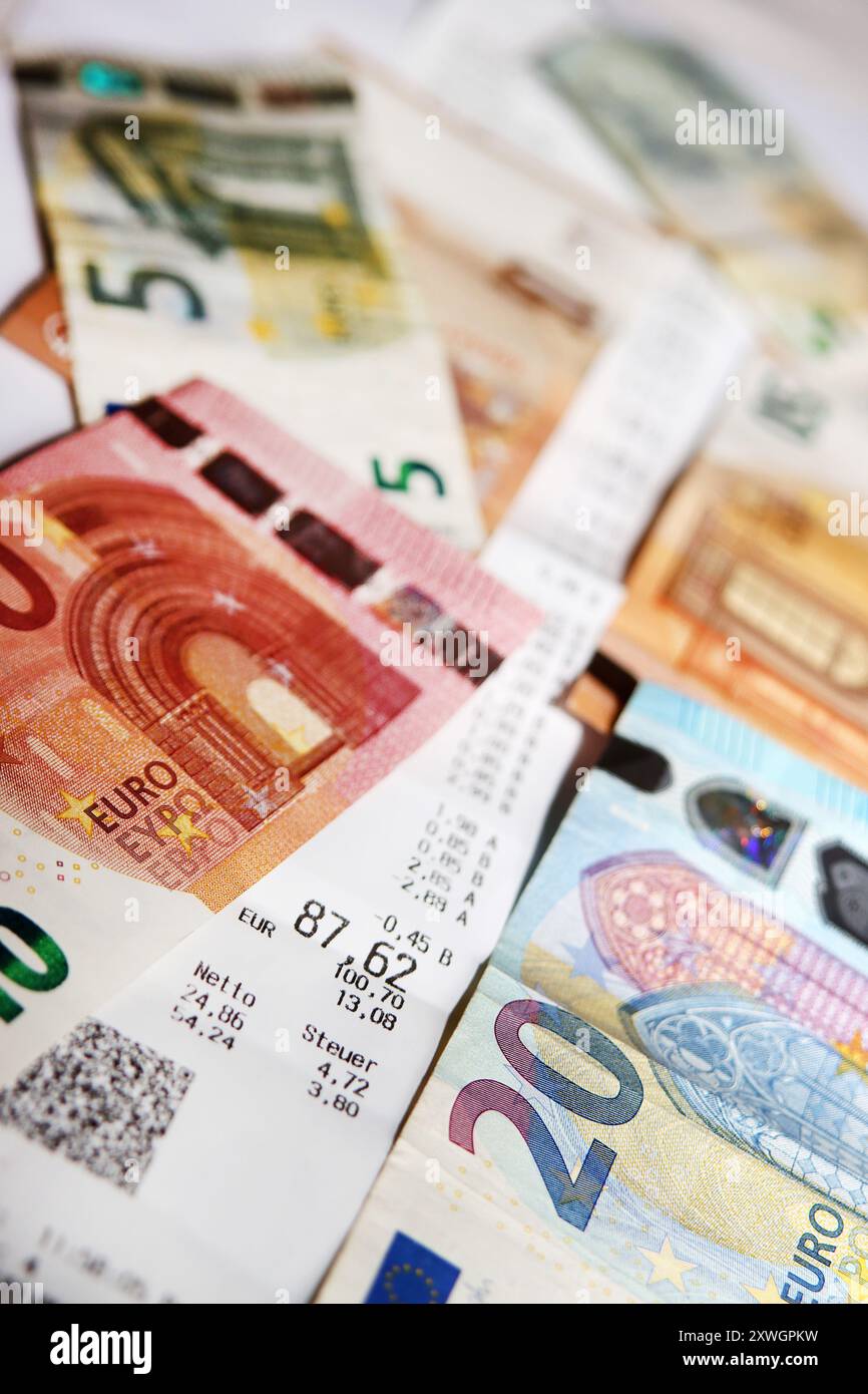 banconote e ricevute, immagine simbolica dei prezzi dei prodotti alimentari Foto Stock