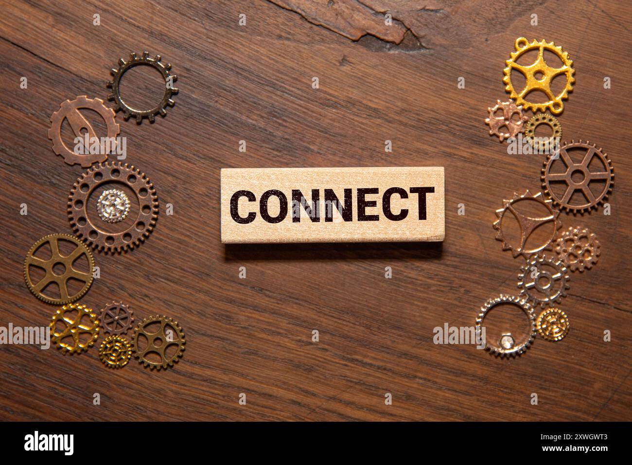 Immagine collage verticale dei bracci gamma neri bianchi tenere utilizzare smartphone digitazione messaggio finestra di dialogo punto esclamativo bolla isolato su sfondo bianco Foto Stock