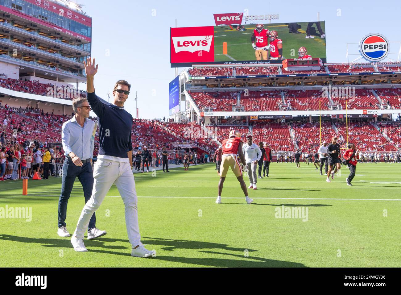 18 agosto 2024; Santa Clara, CA, Stati Uniti; il quarterback NFL in pensione Tom Brady ondeggia i tifosi durante i warm-up prima dell'inizio del primo quarto Foto Stock