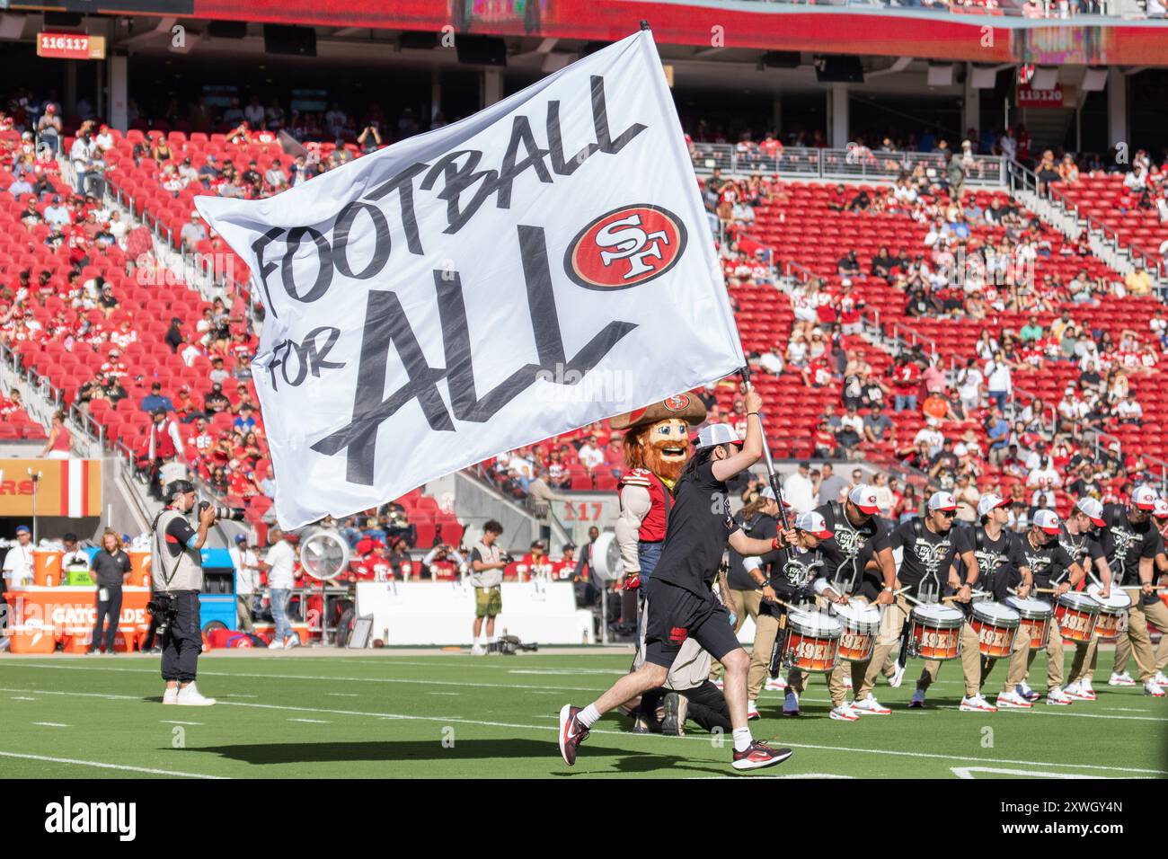 18 agosto 2024; Santa Clara, CA, Stati Uniti; il portabandiera dei San Francisco 49ers intrattiene la folla prima dell'inizio del primo quarto contro i New Orl Foto Stock