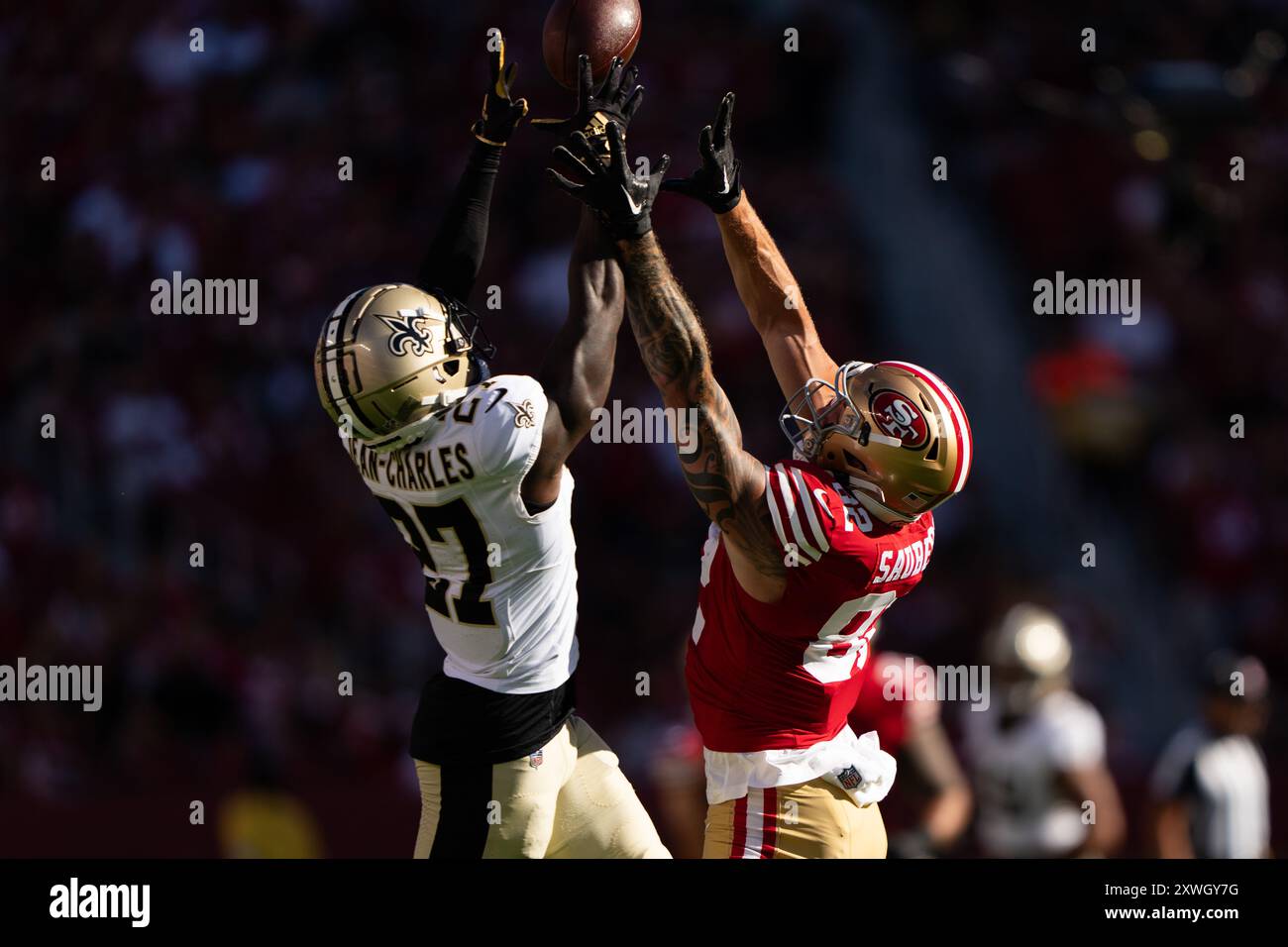 18 agosto 2024; Santa Clara, CA, Stati Uniti; il cornerback dei New Orleans Saints Shemar Jean-Charles (27) e il tight end dei San Francisco 49ers Eric Saubert (82) fig Foto Stock