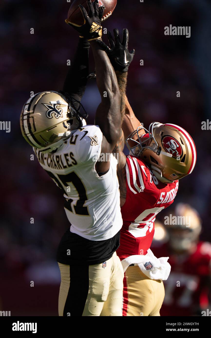 18 agosto 2024; Santa Clara, CA, Stati Uniti; il cornerback dei New Orleans Saints Shemar Jean-Charles (27) e il tight end dei San Francisco 49ers Eric Saubert (82) fig Foto Stock
