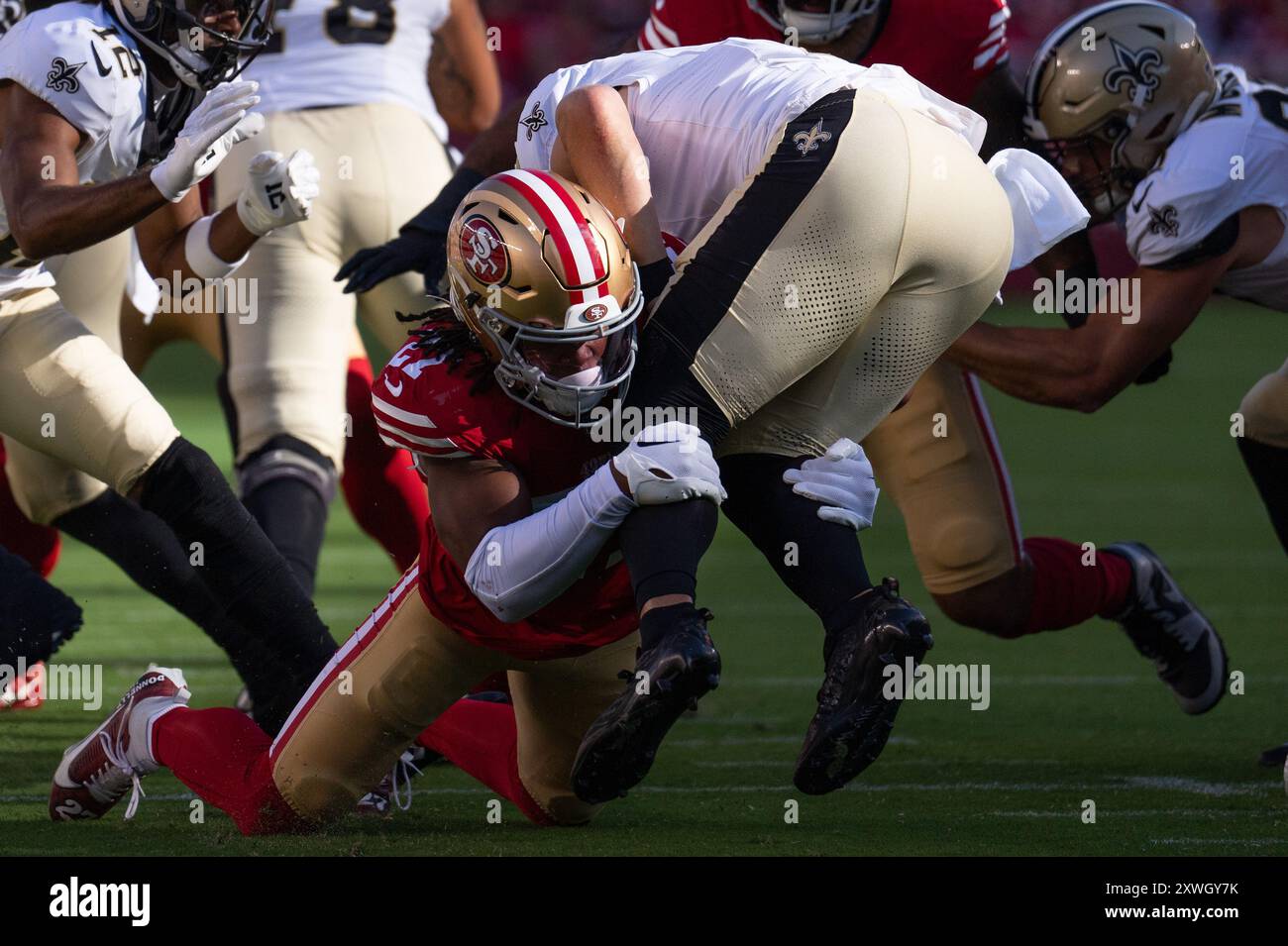 18 agosto 2024; Santa Clara, CA, Stati Uniti; la safety dei San Francisco 49ers Ji'Ayir Brown (27) affronta il quarterback dei New Orleans Saints Taysom Hill (7) durante la stagione Foto Stock