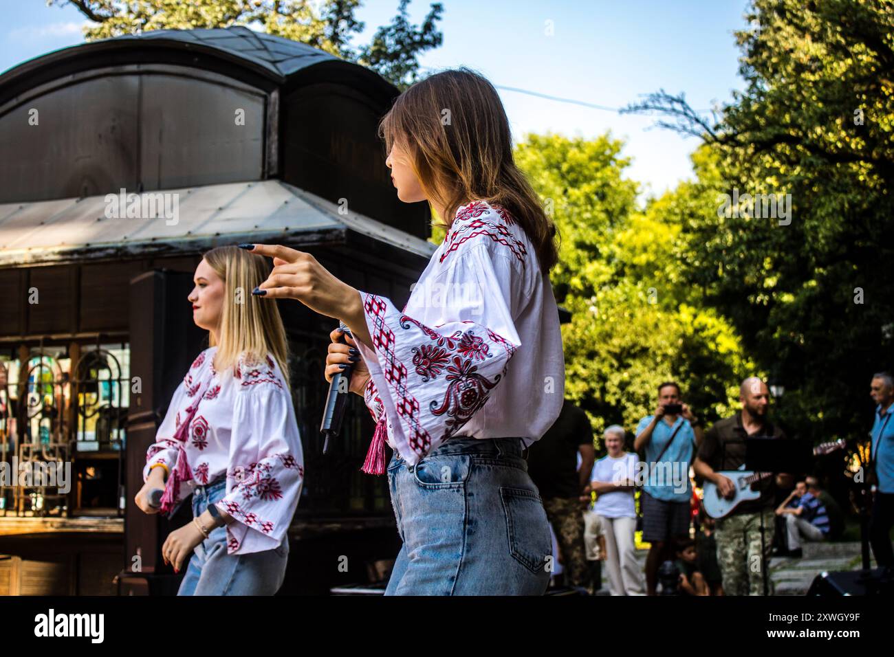 Leopoli, Ucraina, 18 agosto 2024 il gruppo musicale militare ucraino Siver Orchestra si esibisce in una raccolta fondi per l'esercito ucraino nella città di Leopoli in Foto Stock