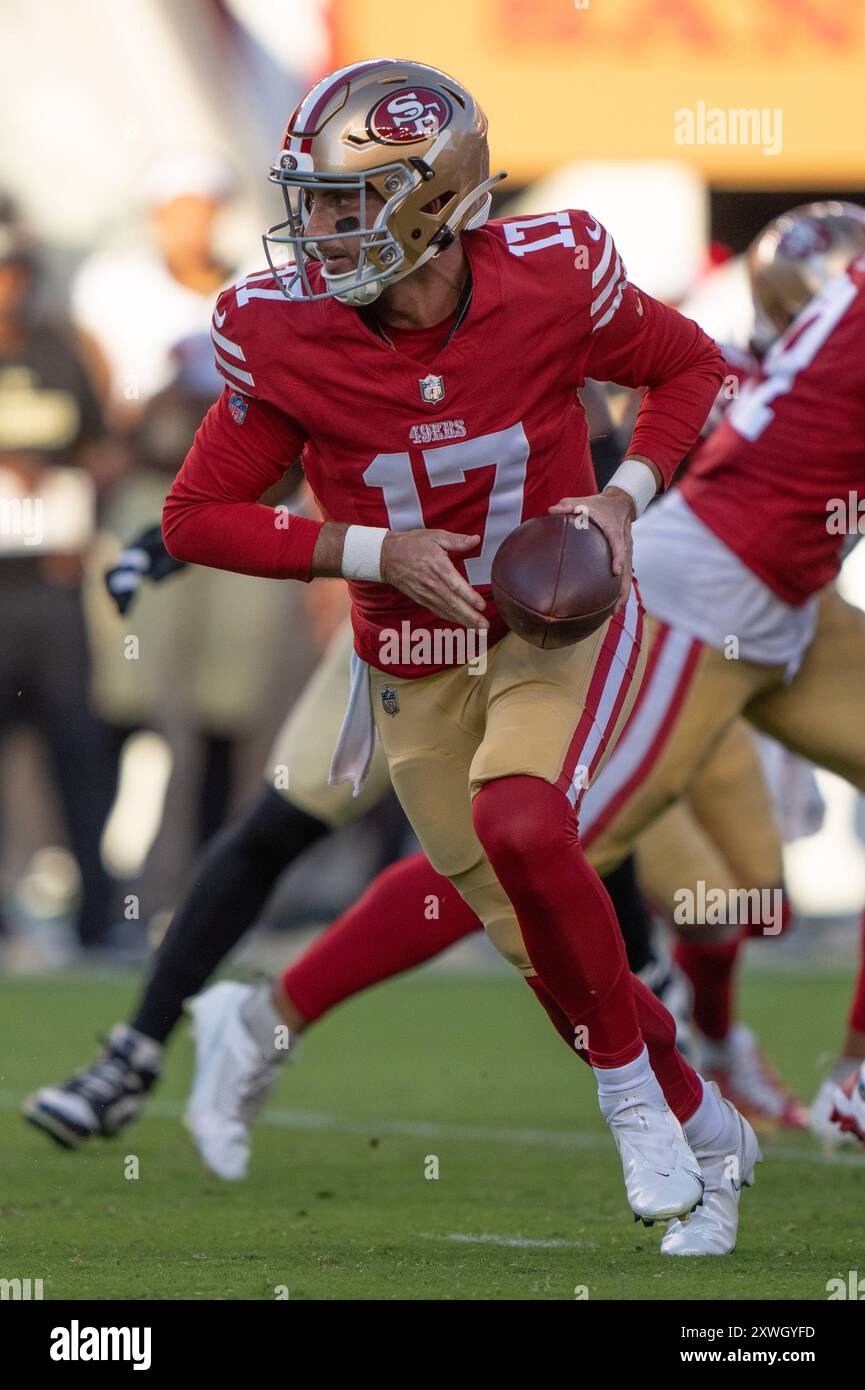 18 agosto 2024; Santa Clara, CA, Stati Uniti; il quarterback dei San Francisco 49ers Brandon Allen (17) corre con il football durante il terzo quarto contro Foto Stock