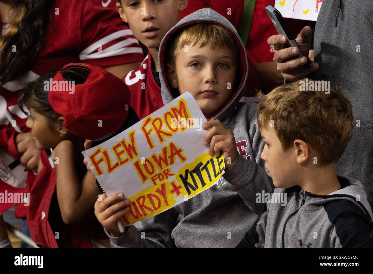 18 agosto 2024; Santa Clara, CA, Stati Uniti; un giovane tifoso dei San Francisco 49ers tiene un cartello dopo che la squadra ha sconfitto i New Orleans Saints allo Stadi di Levi Foto Stock