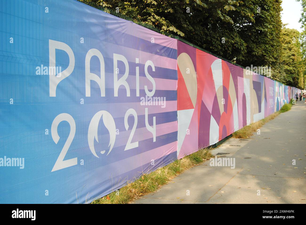 Parigi, Francia - 19 agosto 2024: Esempio del marchio Paris 2024, scherma temporanea intorno ad aree ristrette a causa delle Olimpiadi e delle Paralimpiadi. Foto Stock