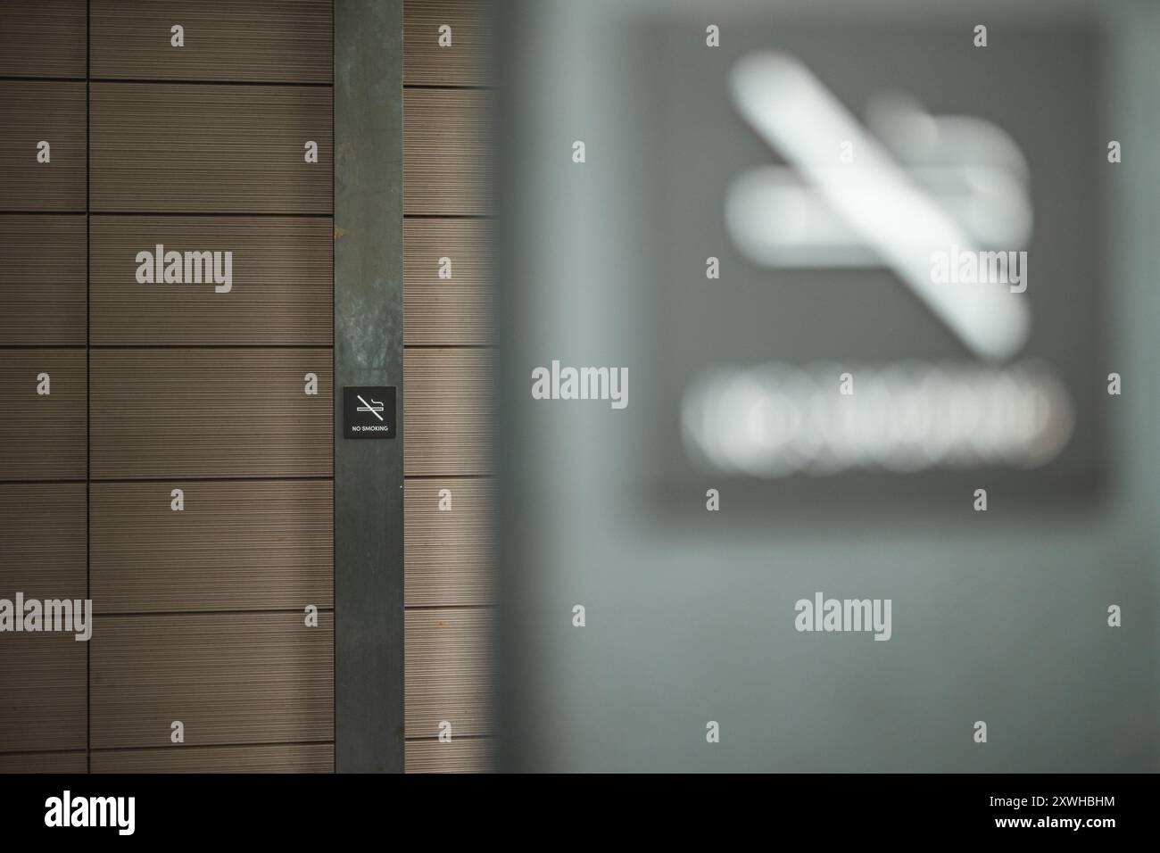 Per garantire la salute e il benessere di tutti coloro che entrano nel nostro edificio, vi chiediamo di rispettare la nostra politica contro il fumo Foto Stock