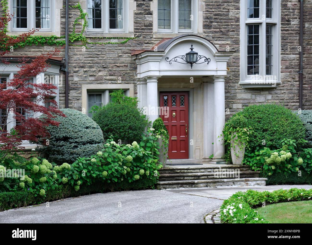 Ingresso all'elegante casa in pietra con colonne Foto Stock