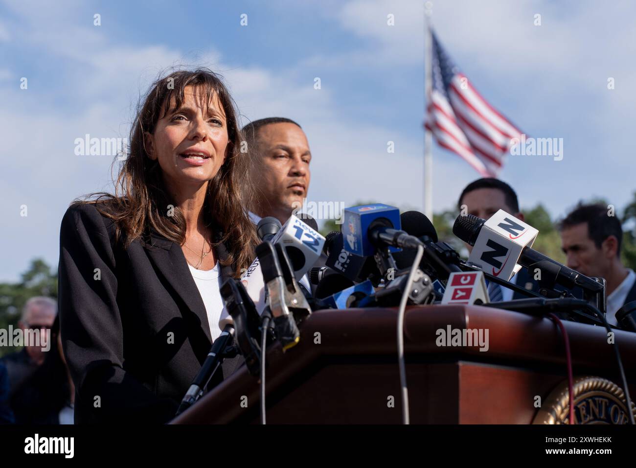 Central Islip, Stati Uniti. 19 agosto 2024. Nicole Argentieri, vice procuratore generale della Divisione penale, tiene una conferenza stampa sul caso penale George Santos fuori dal tribunale federale di Central Islip. Santos dovrebbe dichiararsi colpevole di frode e riciclaggio di denaro per evitare processi e possibili tempi di detenzione. Credito: SOPA Images Limited/Alamy Live News Foto Stock