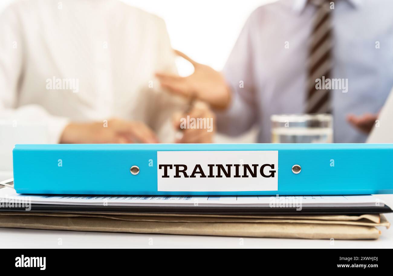 Formazione sulla documentazione durante la conferenza per la formazione allo scopo di sviluppare le capacità dei dipendenti. Concetto di formazione aziendale, corso di formazione. Foto Stock