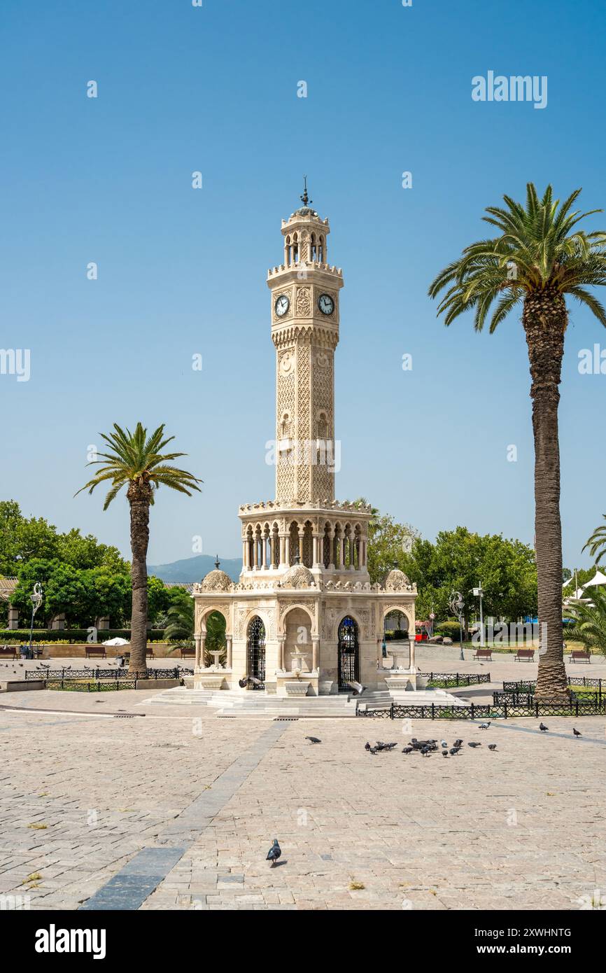 Torre dell'orologio di Smirne, situata in piazza Izmir Konak in una giornata di sole Foto Stock