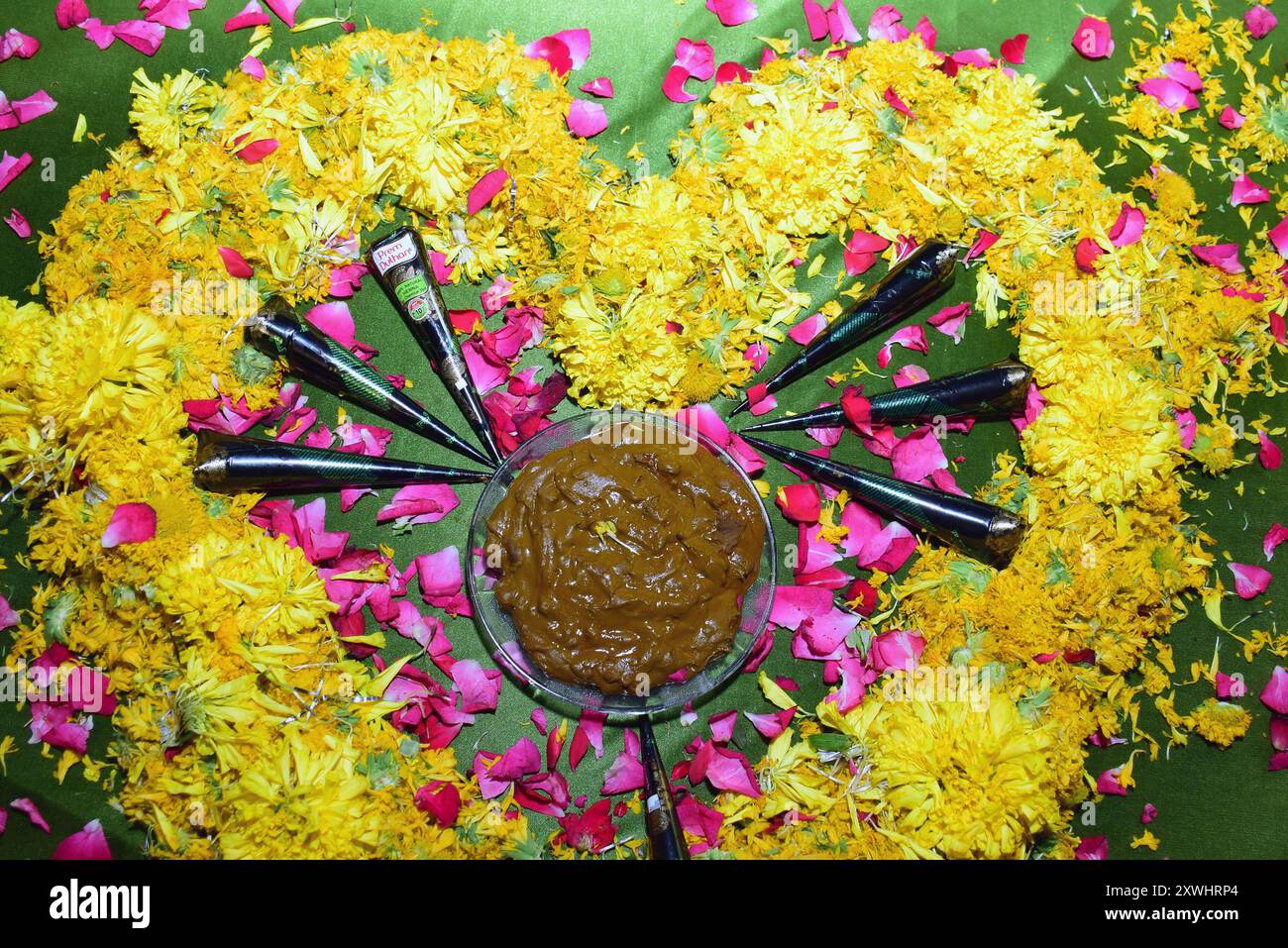 21.05.2023, Indore, M.P., India, cerimonia di nozze indiana, cono mehandi decorato in piatto per la cerimonia mehandi Foto Stock