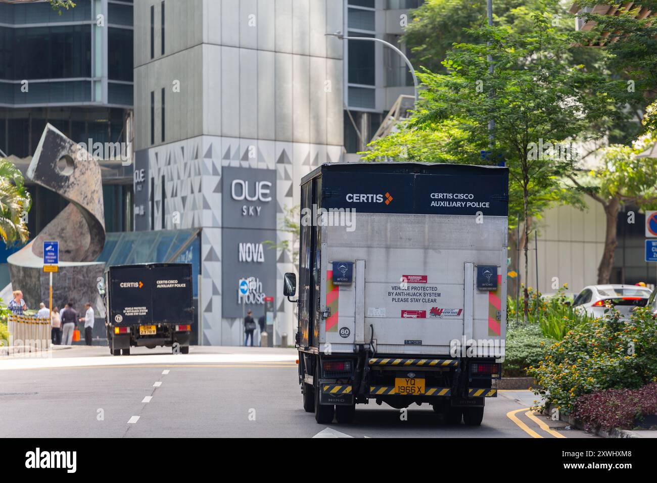 Vista posteriore di due autocarri blindati che trasportano oggetti di valore come il denaro. Singapore. Foto Stock
