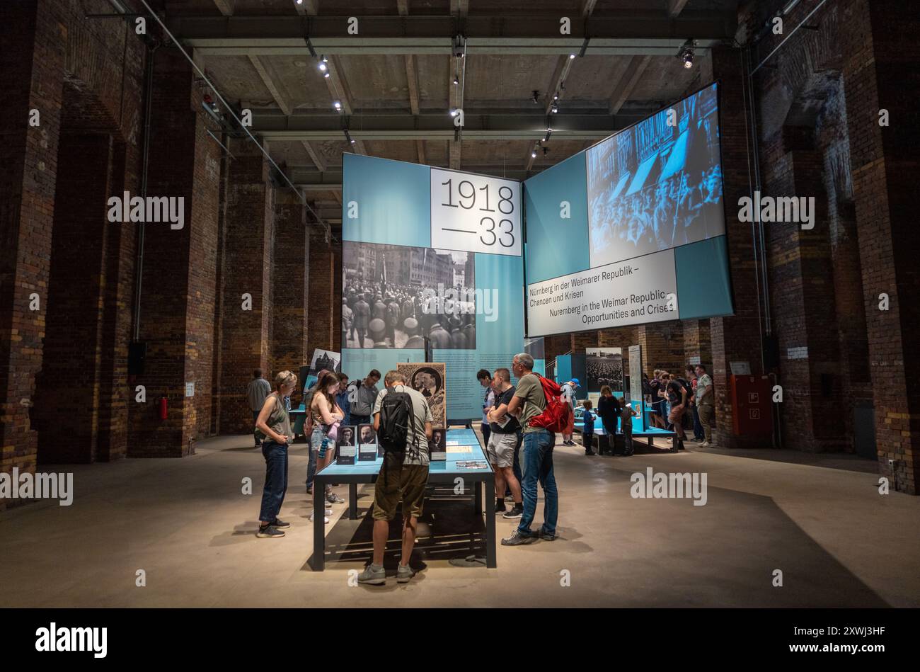 I pannelli cronologici e le foto nel Centro di Documentazione del Kongresshalle presentano la storia dei raduni nazisti a Norimberga, in Bavaria, Germania. Foto Stock