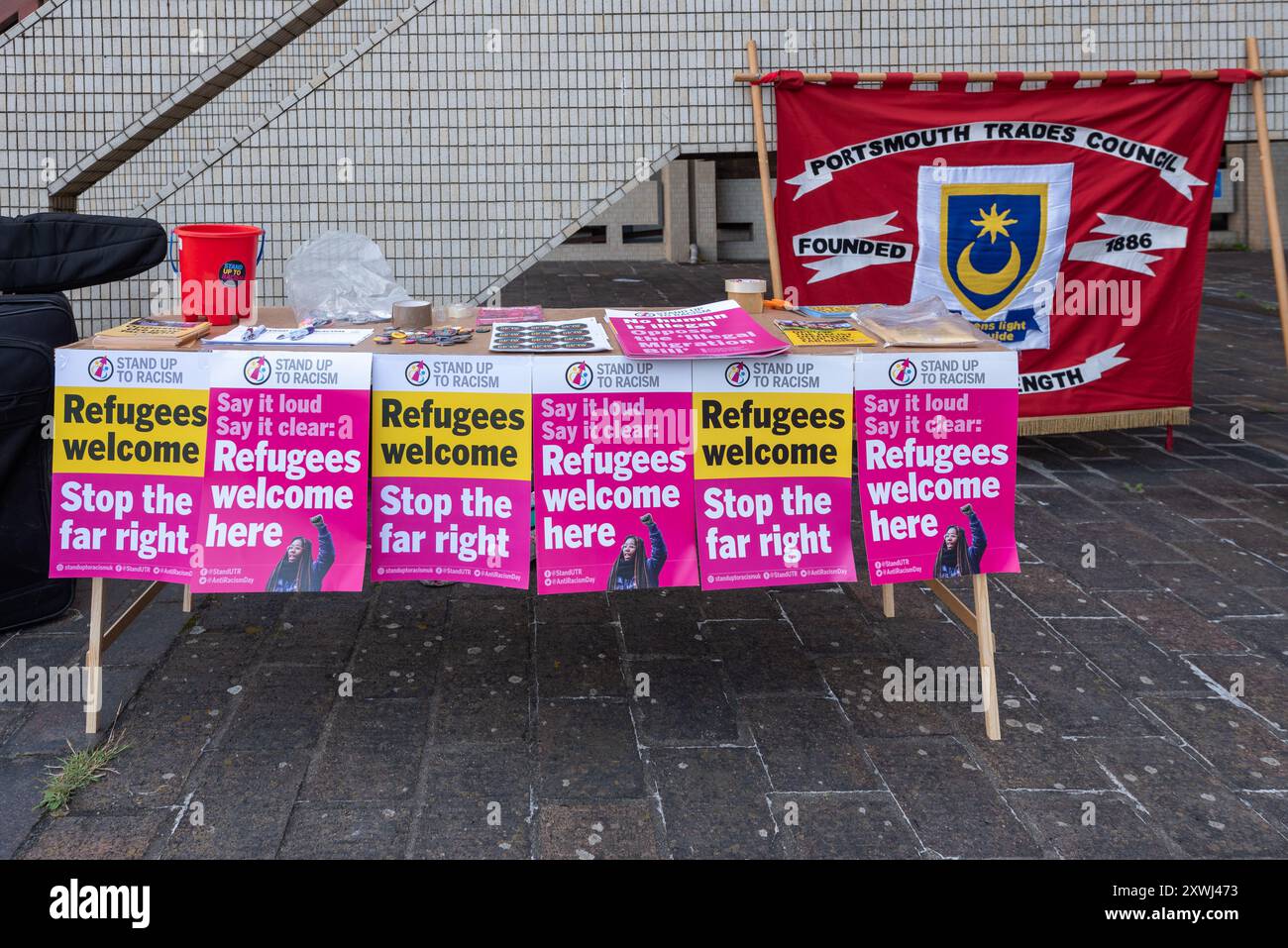 Manifesti e distintivi a una manifestazione di sostegno contro il razzismo a Portsmouth. Agosto 2024. Foto Stock