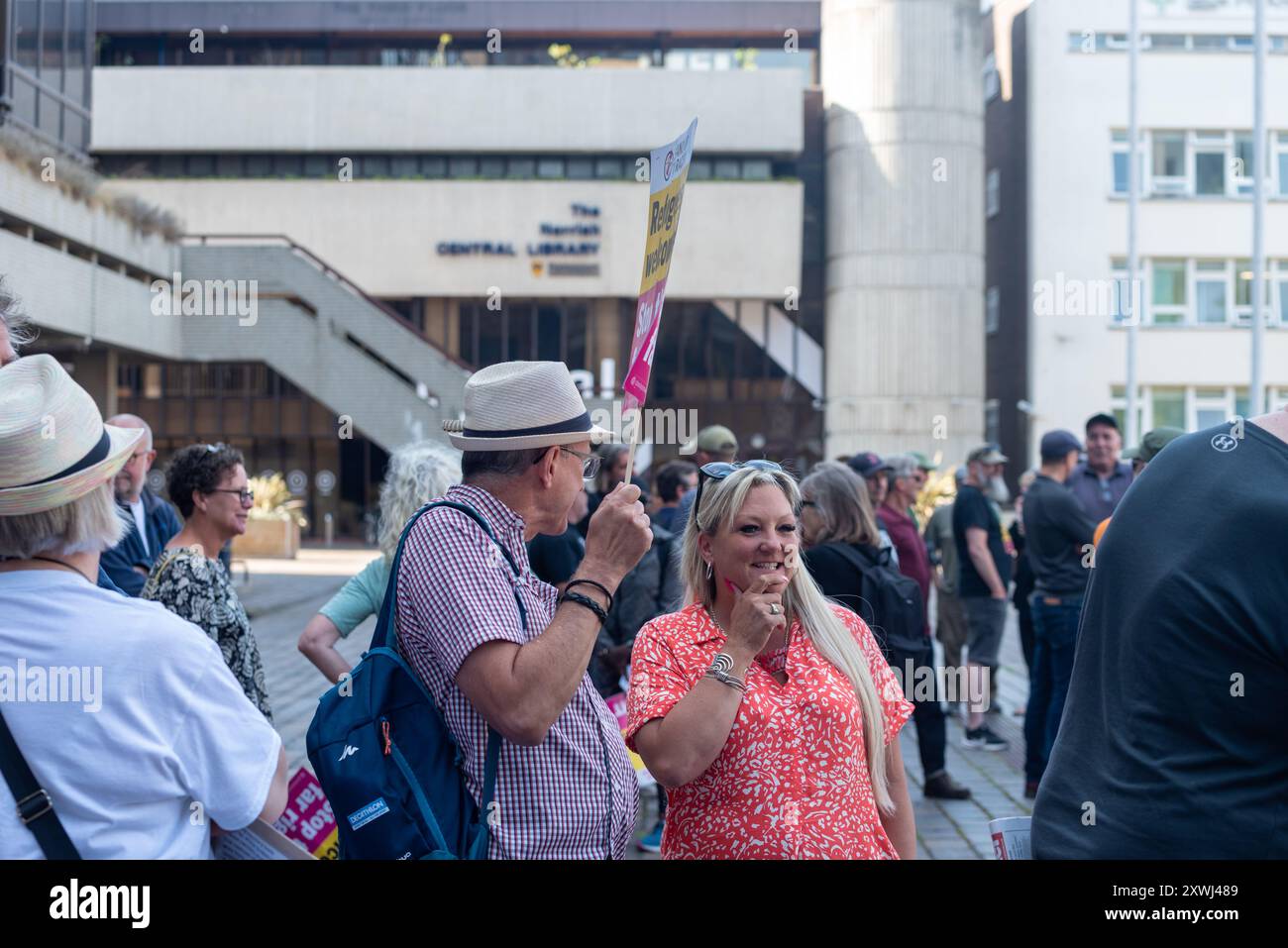 Deputata laburista per Portsmouth North Amanda Martin ad un raduno di supporto anti-destra nel centro della città. 17 agosto 2024. Foto Stock